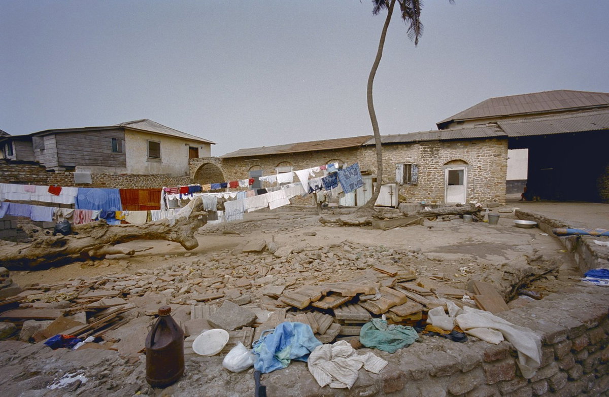 EU: Accra, historic slave house courtyard with palm tree (2000), Accra, Ghana, 2000