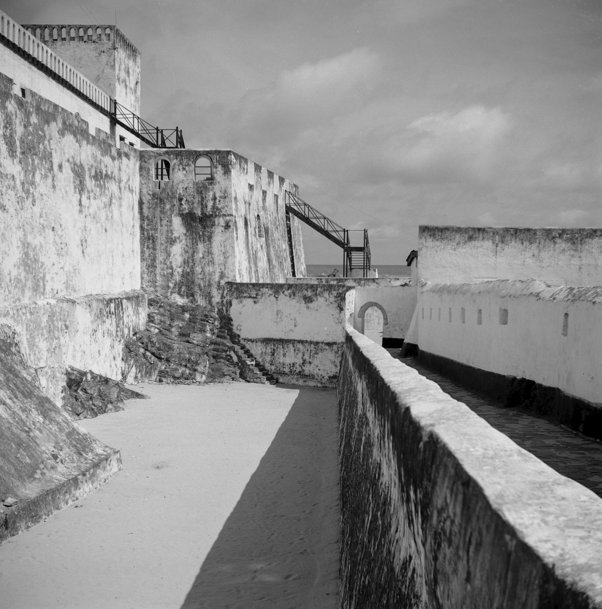EU: Kasteel St. George, gracht (1966), Elmina, Ghana, 1966