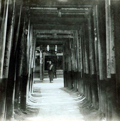 EU: Fušimi u Kjóta - alej bran torii (1906), Kyoto, 1906