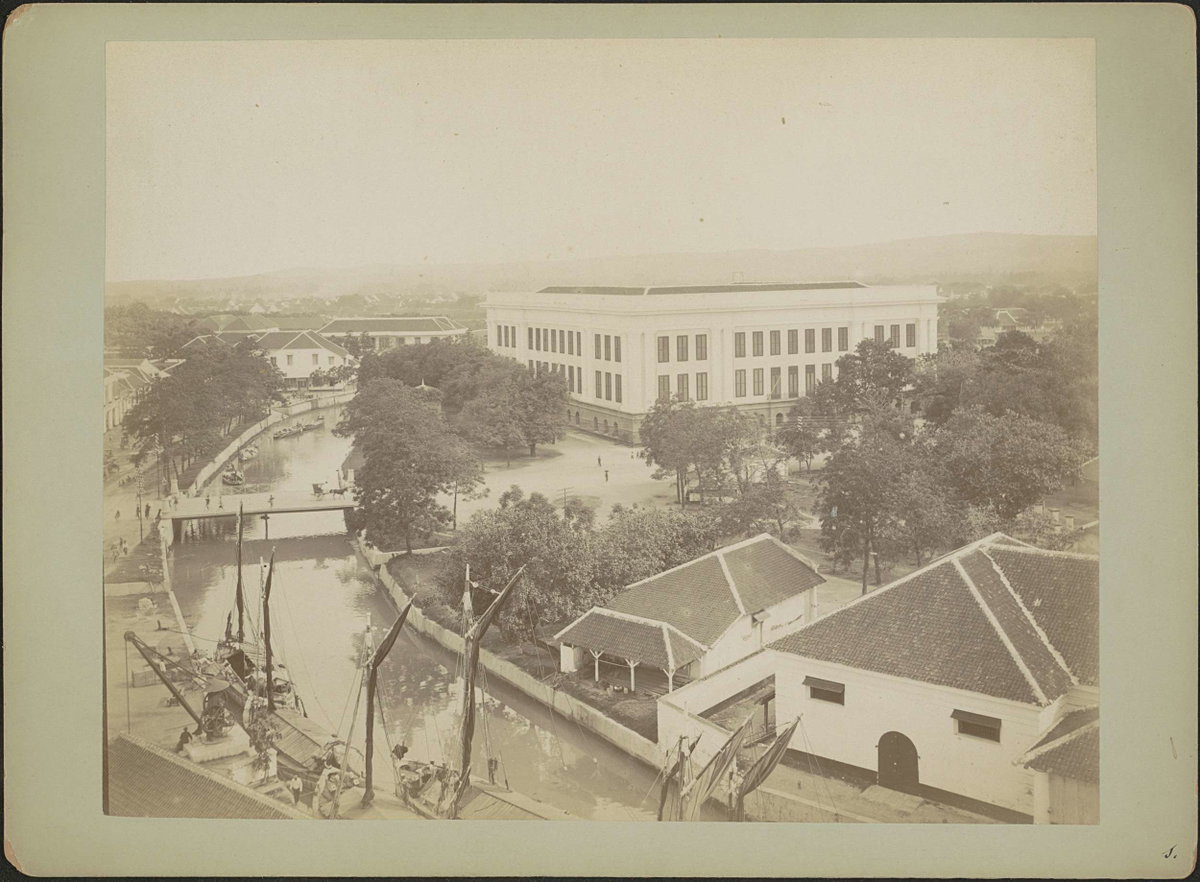 EU: Gezicht op een kade en het Grote Huis (Rumah Besar/Gedung Bepak) in Semarang (1870), Semarang, Indonesia, 1870
