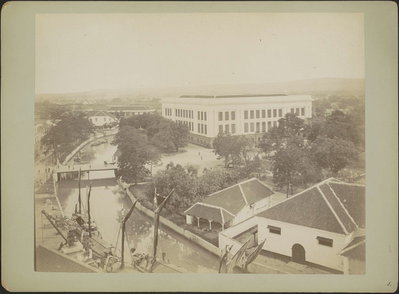 EU: Gezicht op een kade en het Grote Huis (Rumah Besar/Gedung Bepak) in Semarang (1870), Semarang, 1870