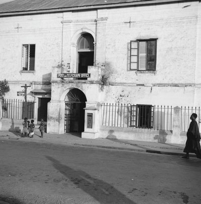 Liverpoolstreet, postkantoor, voorgevel - - RCE, Elmina, 1966