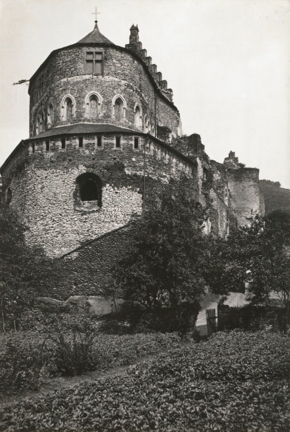 EU: Vianden (Luxemburg). Ourtal (Urtal). Burgruine Vianden, z. T. wieder ausgebaut (1939), Vianden, Luxembourg, 1939