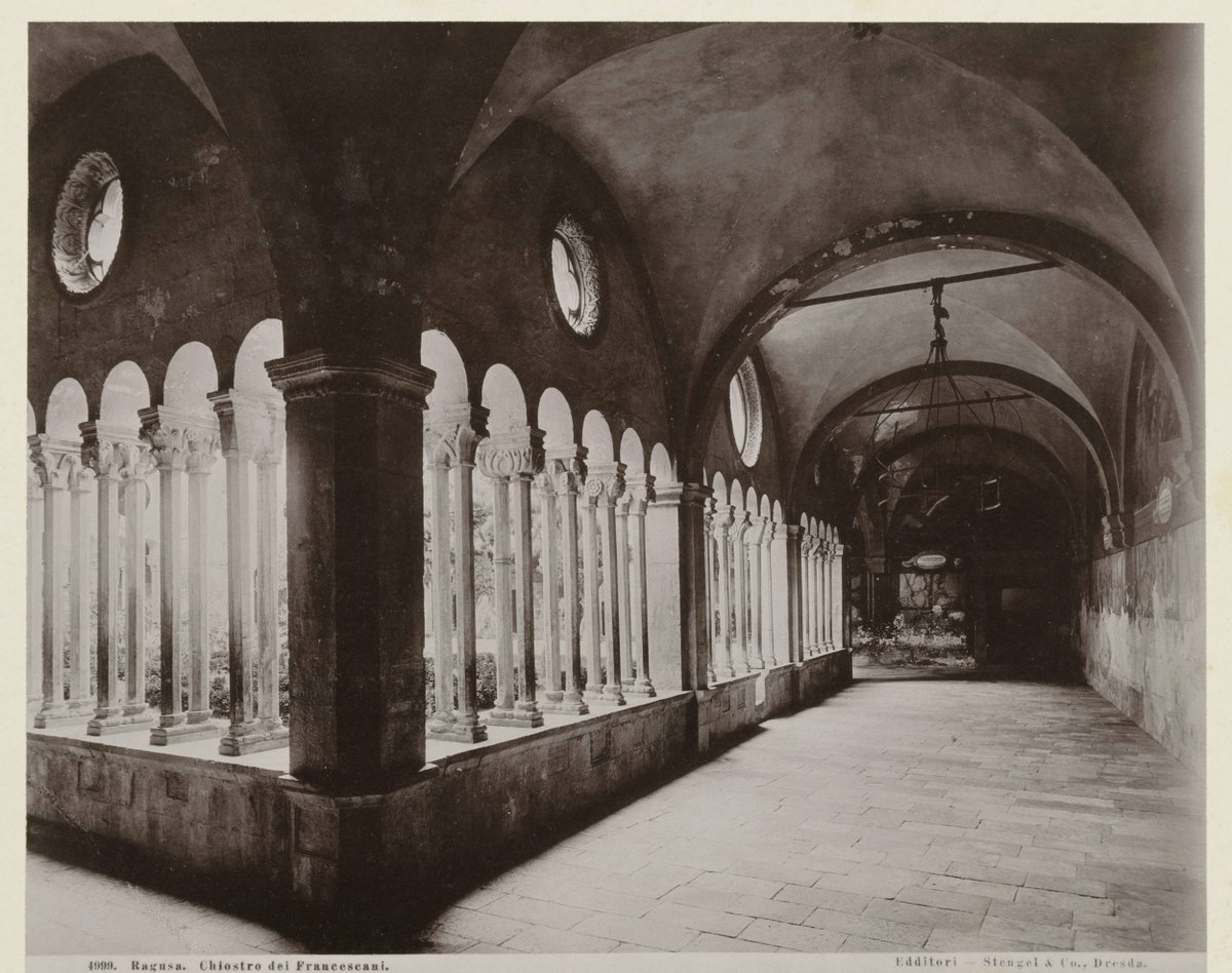 EU: Kloostergang van het Franciscanerklooster te Dubrovnik (1900), Dubrovnik, Croatia, 1900