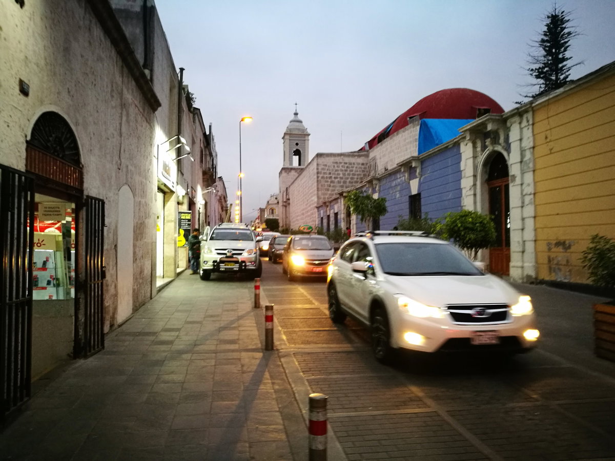 Carrer Sucre d'Arequipa amb l'església de San Agustín al fons, Arequipa, Peru, 2017