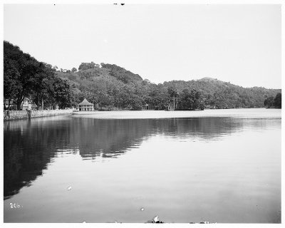 EU: Kandy (Sri Lanka). View over Lake Kandy towards a pavilion (1913), Kandy, 1913