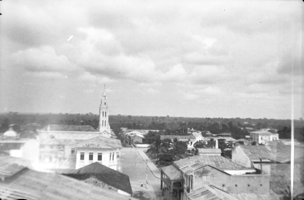 Utsikt över hus och kyrkan i Iquitos - NRM - DM12 105, Iquitos, Peru, 1924
