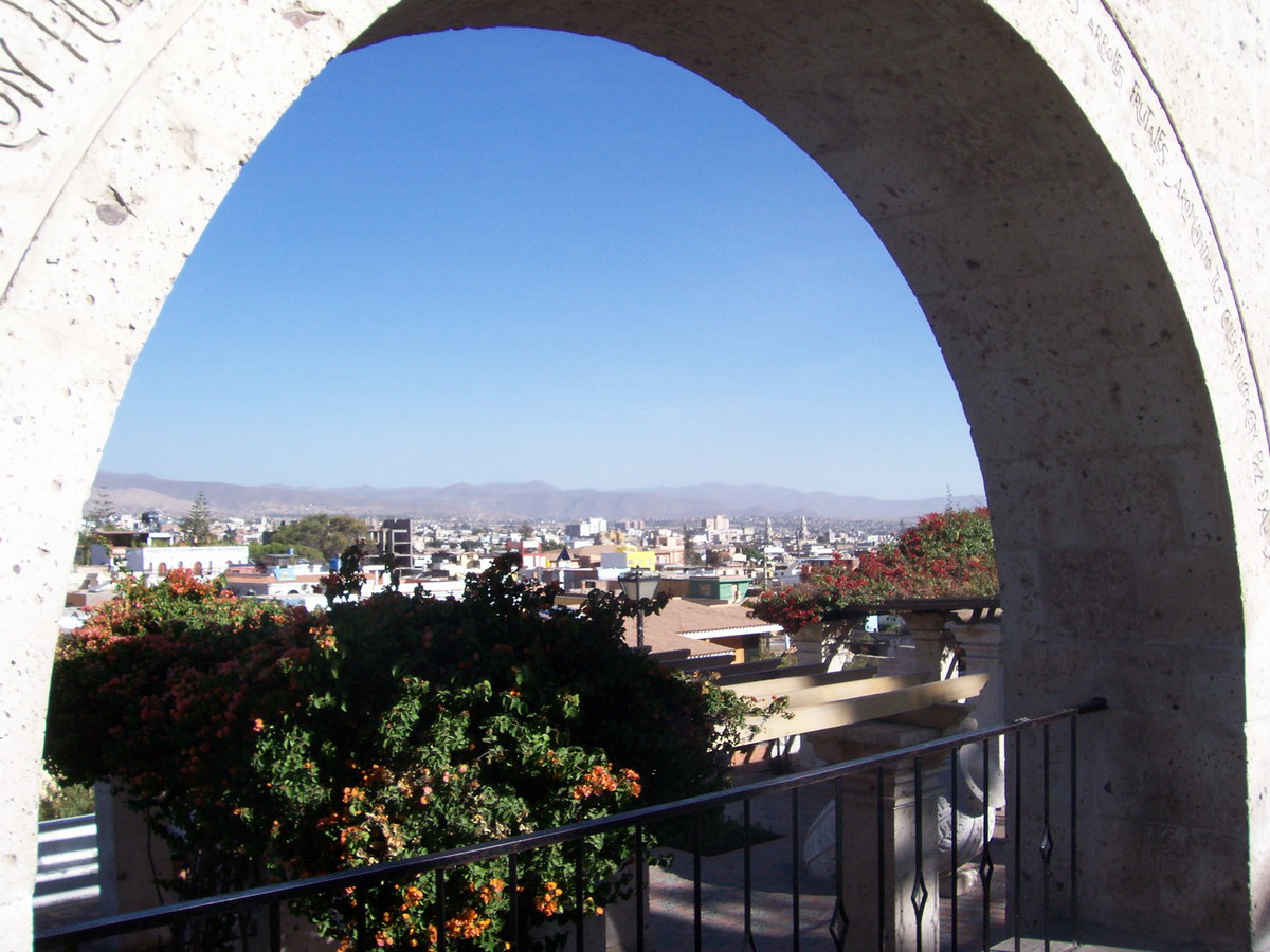 Arequipa desde un arco en Yanahuara, Arequipa, Peru, 2005