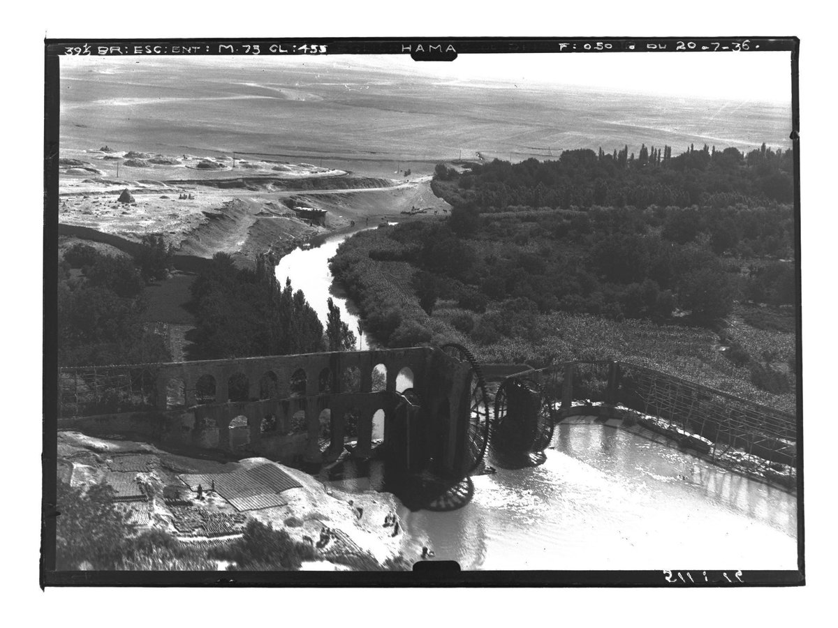 Ifpo Syrie, gouvernorat de Hama, norias et aqueduc sur l’Oronte à Hama, vue aérienne oblique, Hama, Syria, 1936