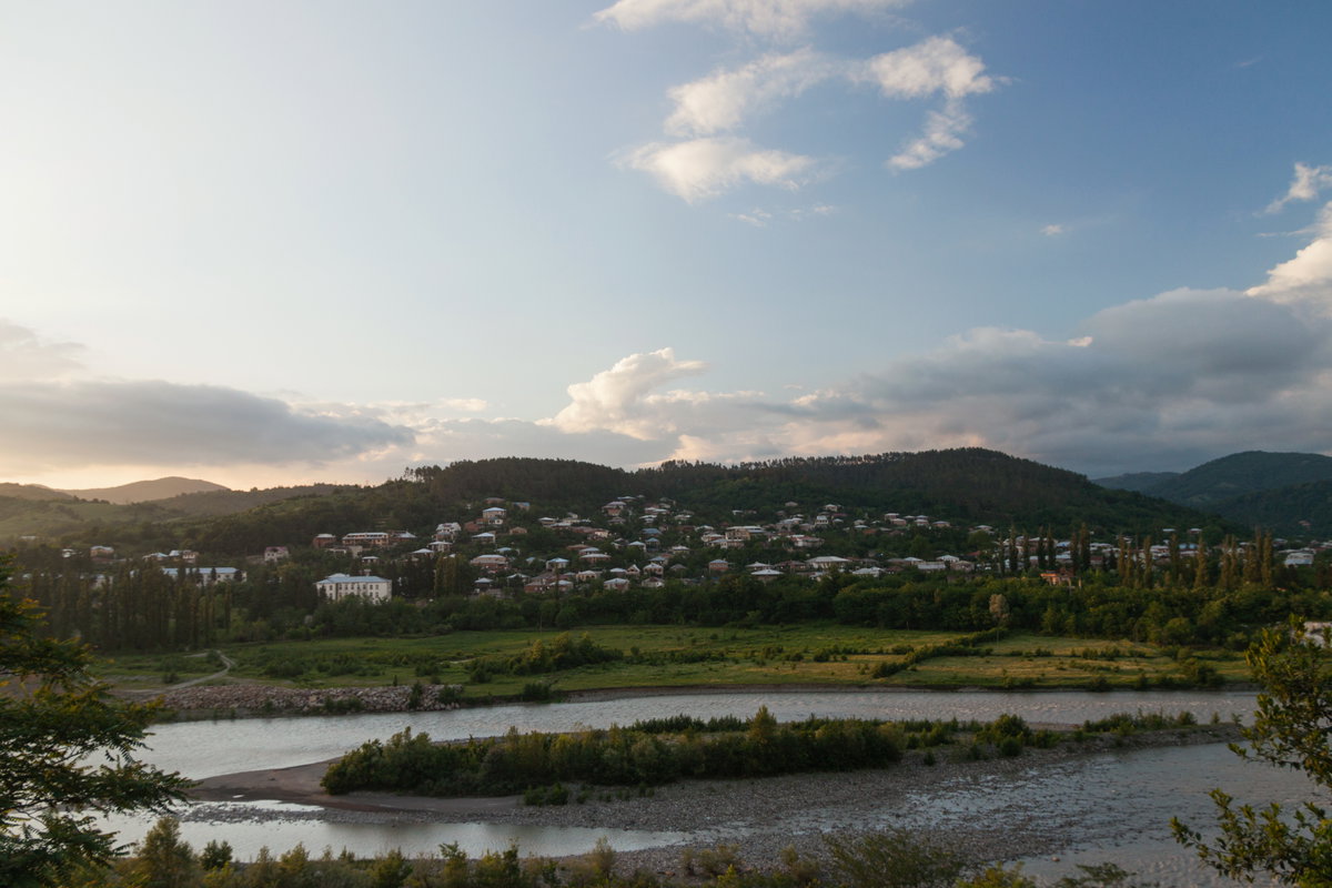 Kutaisi, Widok na rzekę Rioni z dzielnicy Mtsvanekvavila, Kutaisi, Georgia, 2014
