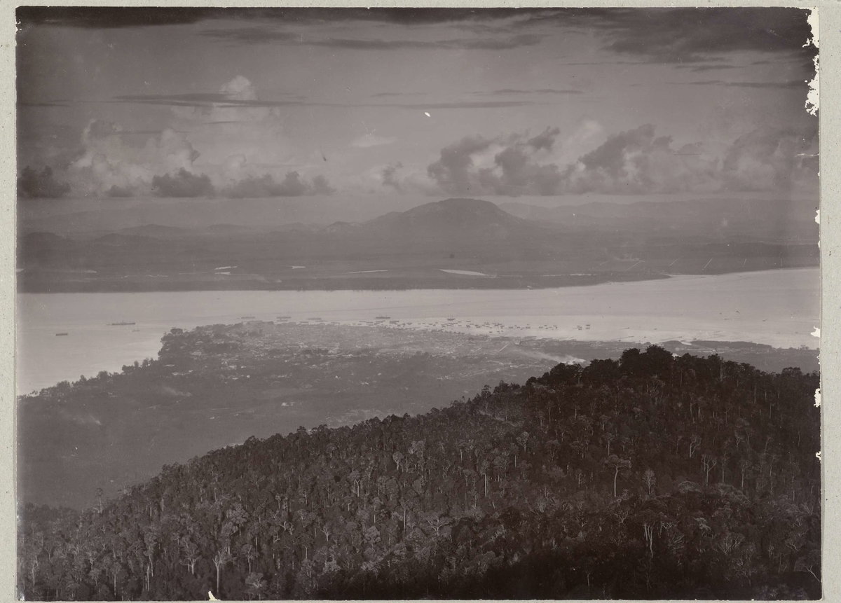 EU: Panorama uitzicht vanaf een berg over een kust stad op Sumatra (1900), Padang, Indonesia, 1900