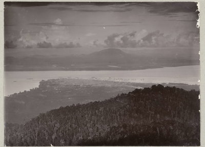 EU: Panorama uitzicht vanaf een berg over een kust stad op Sumatra (1900), Padang, 1900