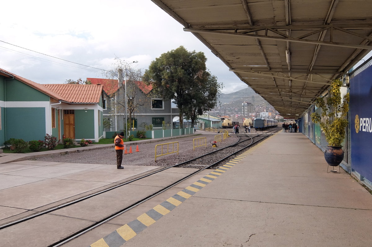 Inside Wanchaq station.jpg 01, Cusco, Peru, 2017