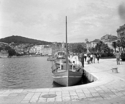 Kikötő, jobbra a Riva, Split sétatere (Obala Hrvatskog narodnog preporoda). Fortepan, Split, 1965