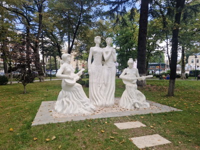 "Sisters Ishkhneli" statue at the Kutaisi central park, Kutaisi, 2025