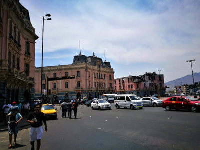Plaza Dos de Mayo de Lima amb edifici cremat, Lima, 2017