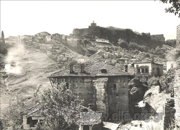 EU: Άποψη του χωριού και του κάστρου. (1913), Gjirokastër, Albania, 1913