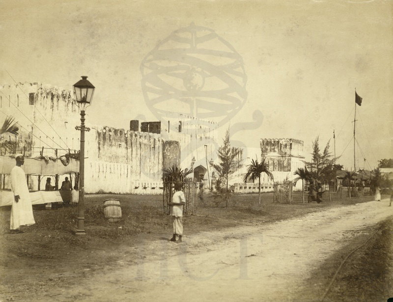 EU: Quartel em Zanzibar - Old Fort wall and street (1901), Zanzibar City, Tanzania, 1901