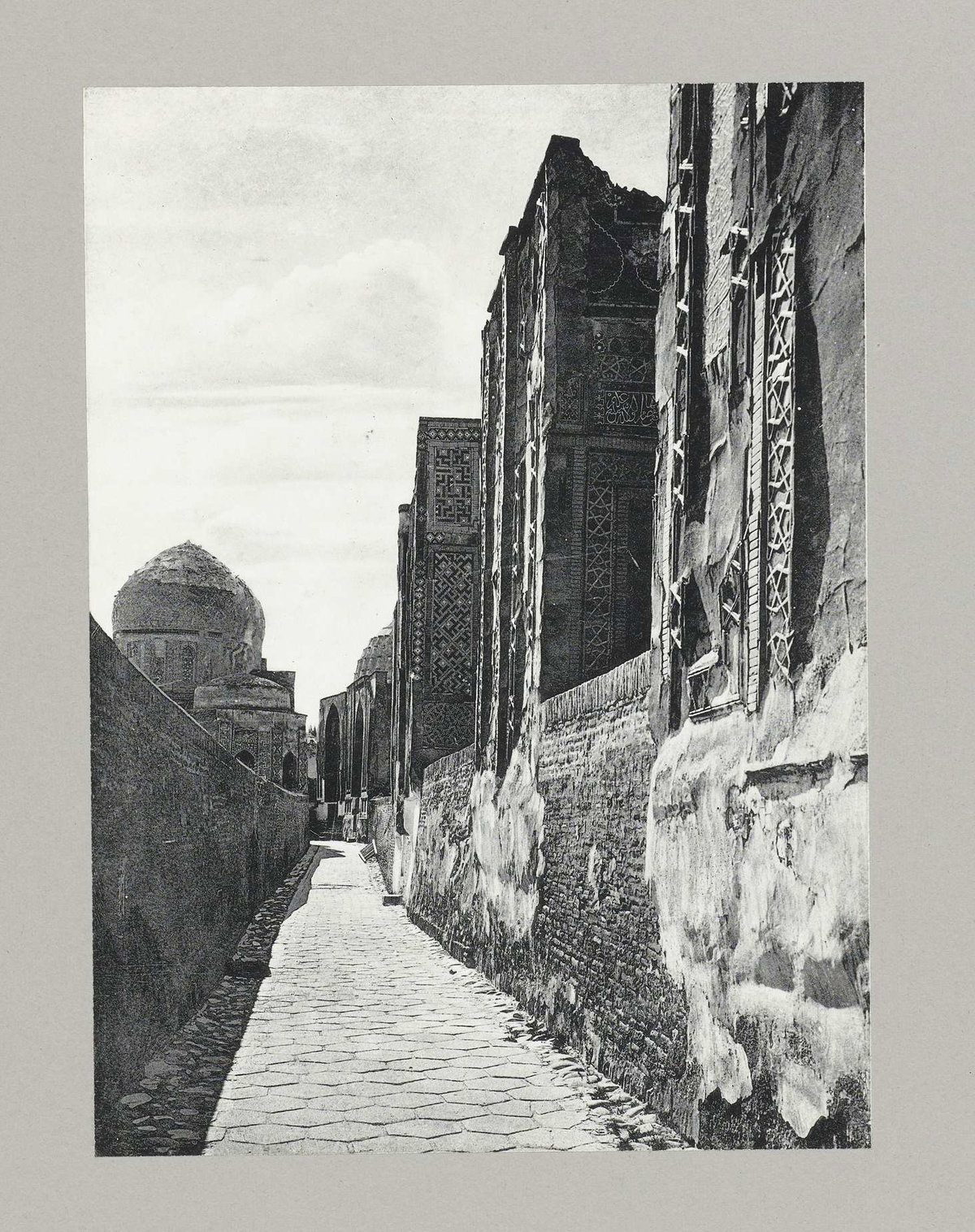EU: Pad langs groep mausoleums te Samarkand, Samarkand, Uzbekistan, 1900