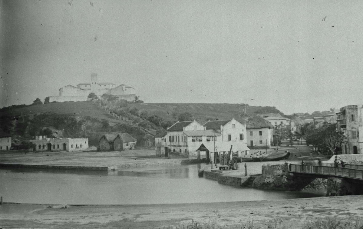COLLECTIE TROPENMUSEUM Gezicht op de heuvel St. Jago en het fort Coenraadsburg TMnr, Elmina, Ghana, 1880
