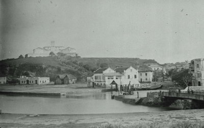 COLLECTIE TROPENMUSEUM Gezicht op de heuvel St. Jago en het fort Coenraadsburg TMnr, Elmina, 1880