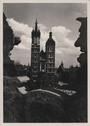 EU: Kraków. Kościół Mariacki, z przodu fragment Sukiennic (1939), Kraków, 1939