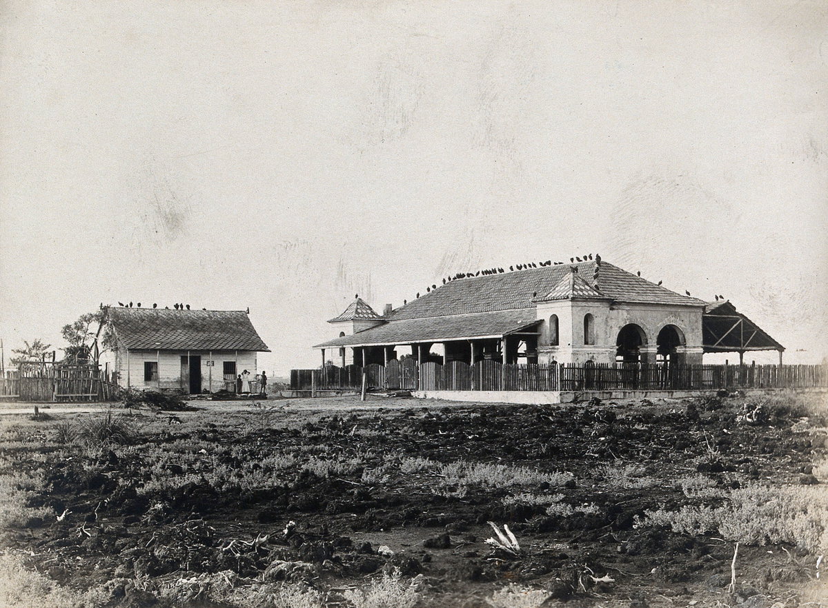 EU: Cartagena, Colombia: a large stone building used for the market, next to a wooden house (1910), Cartagena, Colombia, 1910