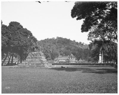 EU: Kandy (Sri Lanka). Park with equestrian monument, view to Temple of the Tooth (1913), Kandy, 1913