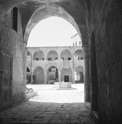 EU: Akko - Binnenplein van de Khan el Umdan met waterput (1964), Acre, 1964