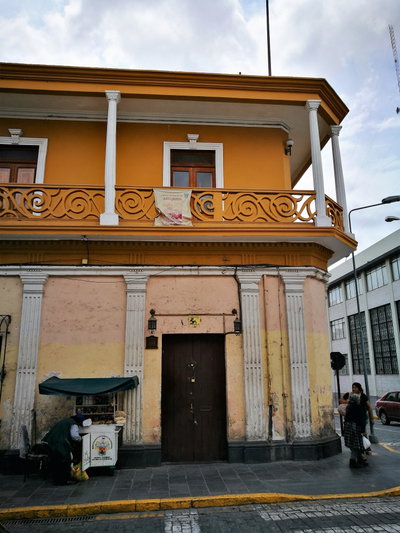 Façana amb balcó al carrer San Francisco d'Arequipa, Arequipa, 2017