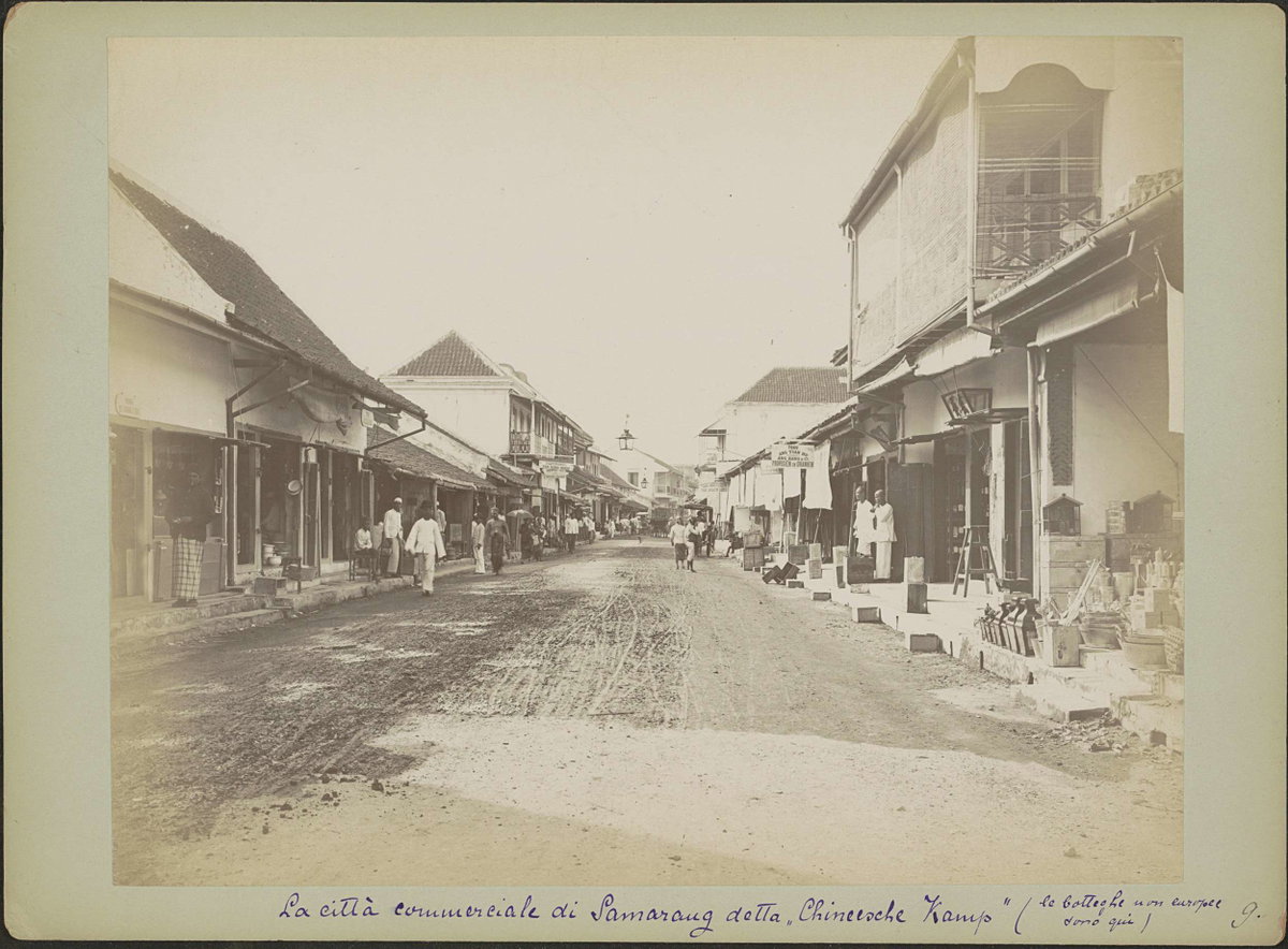 EU: Straatgezicht in het Chinese kamp te Semarang (1900), Semarang, Indonesia, 1900