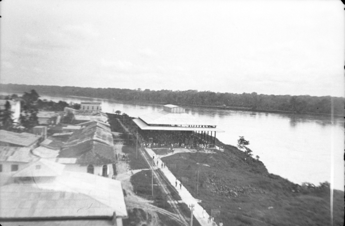 Utsikt på en stad, en flod och en skog - NRM - DM12 153, Iquitos, Peru, 1924