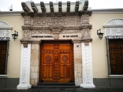 Porta amb relleus de la Universidad Nacional San Agustín d'Arequipa, Arequipa, 2017