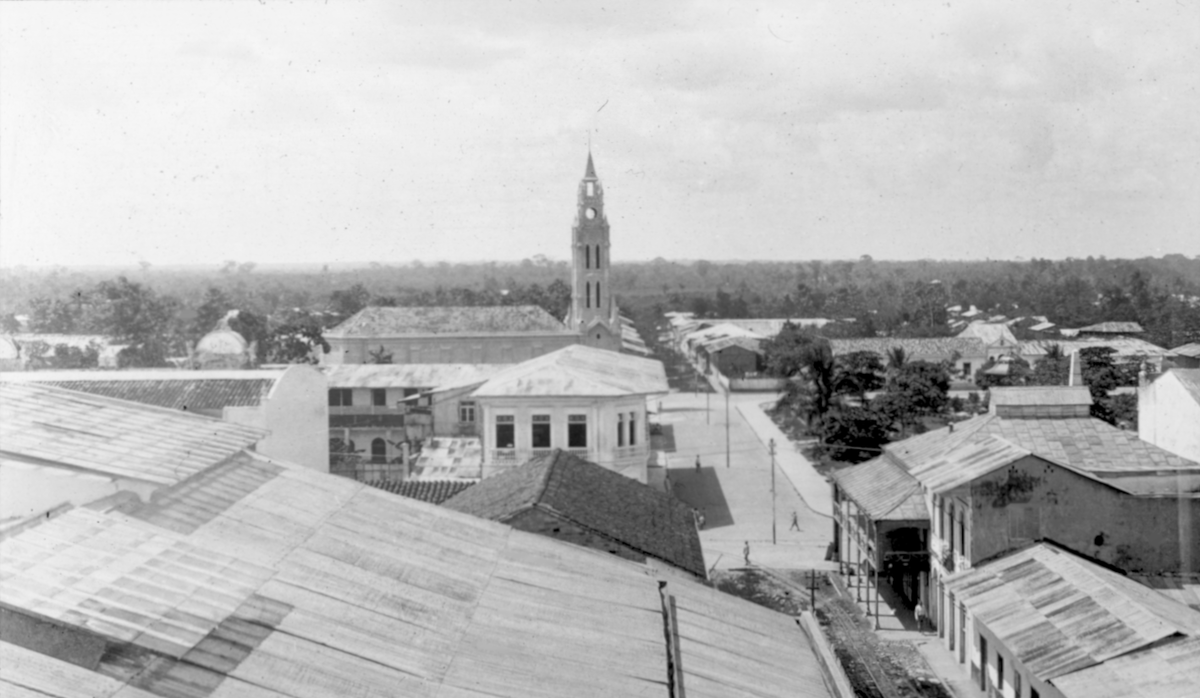 Utsikt över hus och en kyrka Iquitos - NRM - DM3 32, Iquitos, Peru, 1923