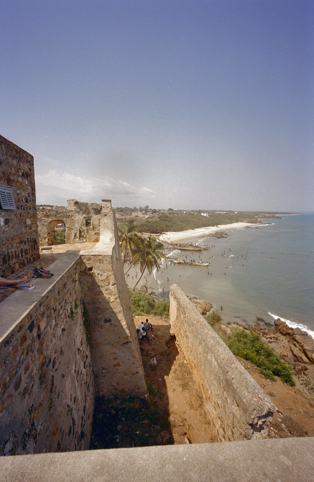 EU: Zicht op bastion rechts achter en strand, vanaf achterzijde muur (2000), Senya Beraku, Ghana, 2000