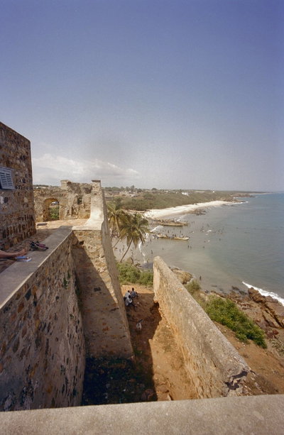 EU: Zicht op bastion rechts achter en strand, vanaf achterzijde muur (2000), Senya Beraku, 2000
